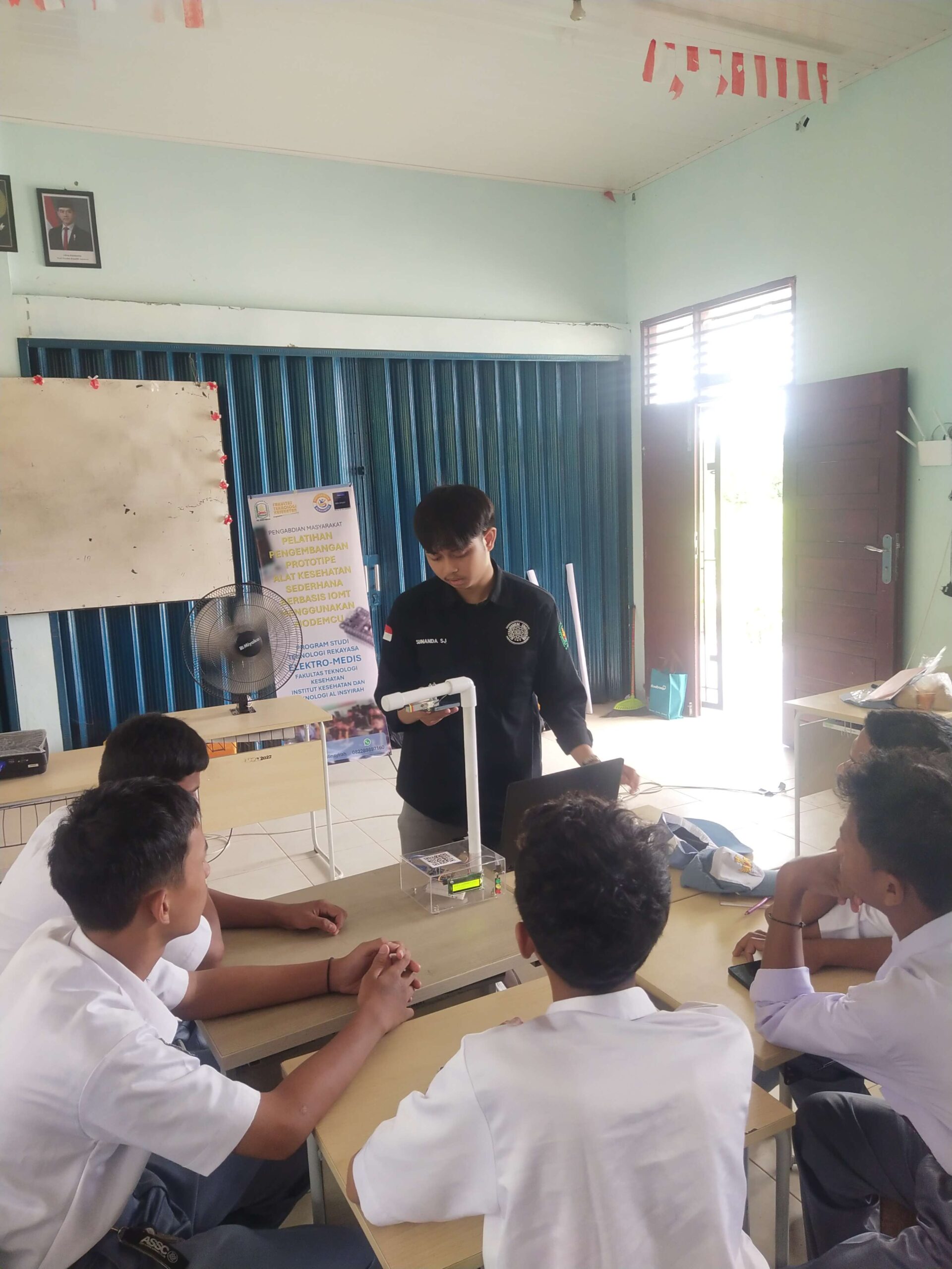 Dosen dan Mahasiswa Elektromedis Latih Siswa Membuat Prototipe Alkes Sederhana Berbasis Arduino