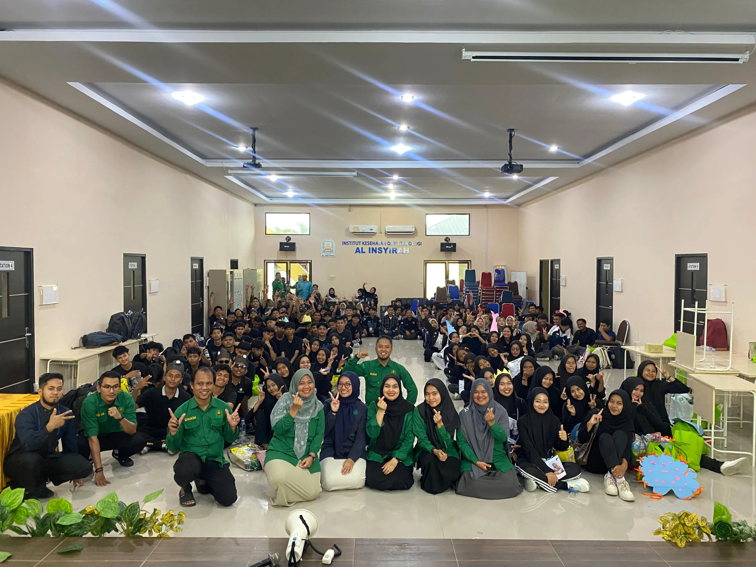 Foto Bersama Mahasiswa Baru Tahun Ajaran 2025-2026, Fakultas Teknologi Kesehatan Al Insyirah Pekanbaru dan Pembukaan Pembelajaran Mahasiswa Baru, Foto By : Rino Ferdian