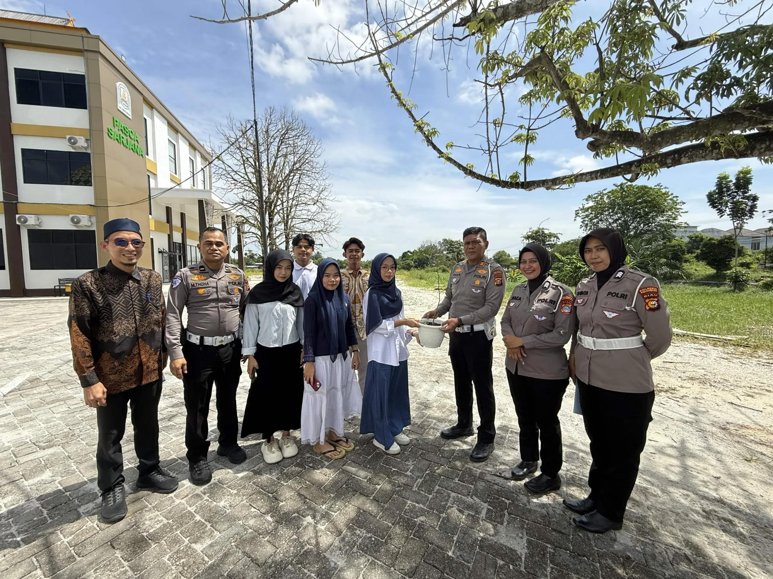 Polresta Pekanbaru Edukasi Mahasiswa IKTA tentang Keselamatan Berkendara dan Kepedulian Lingkungan