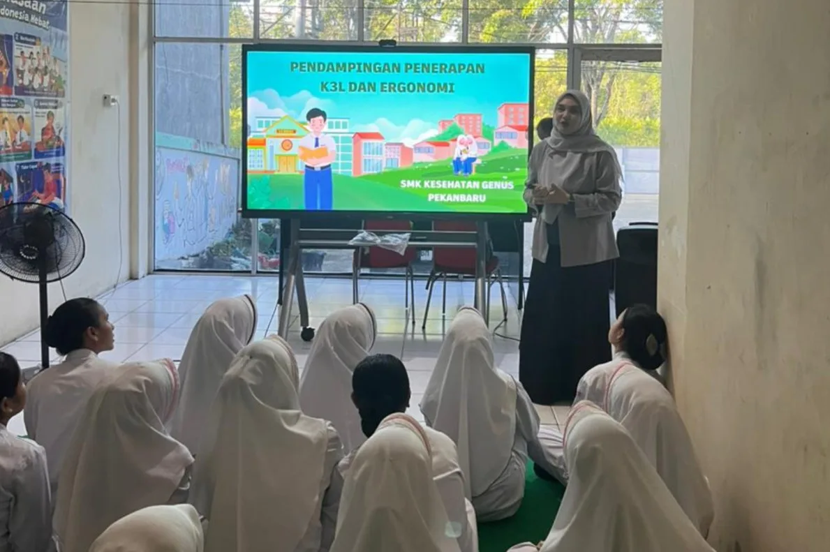 Dosen Program Studi Teknik Lingkungan Laksanakan PKM Pendampingan Penerapan K3L dan Ergonomi di SMK Kesehatan Genus Pekanbaru